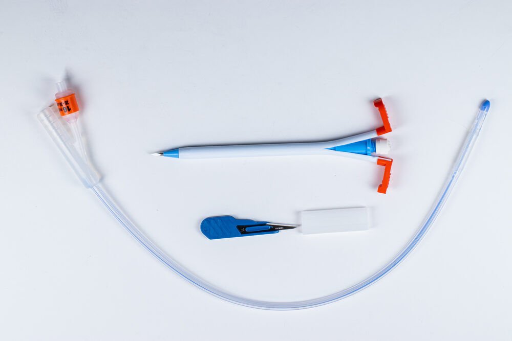 Suprapubic kit plastic cannula with total silicone catheter